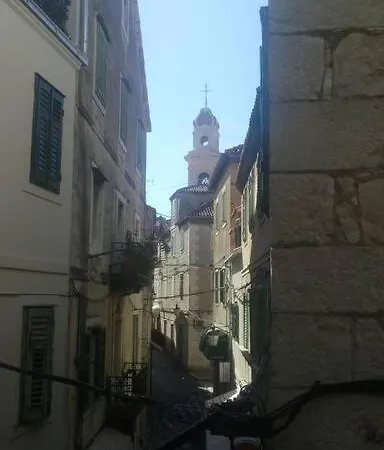 Charming In Old Town Apartman